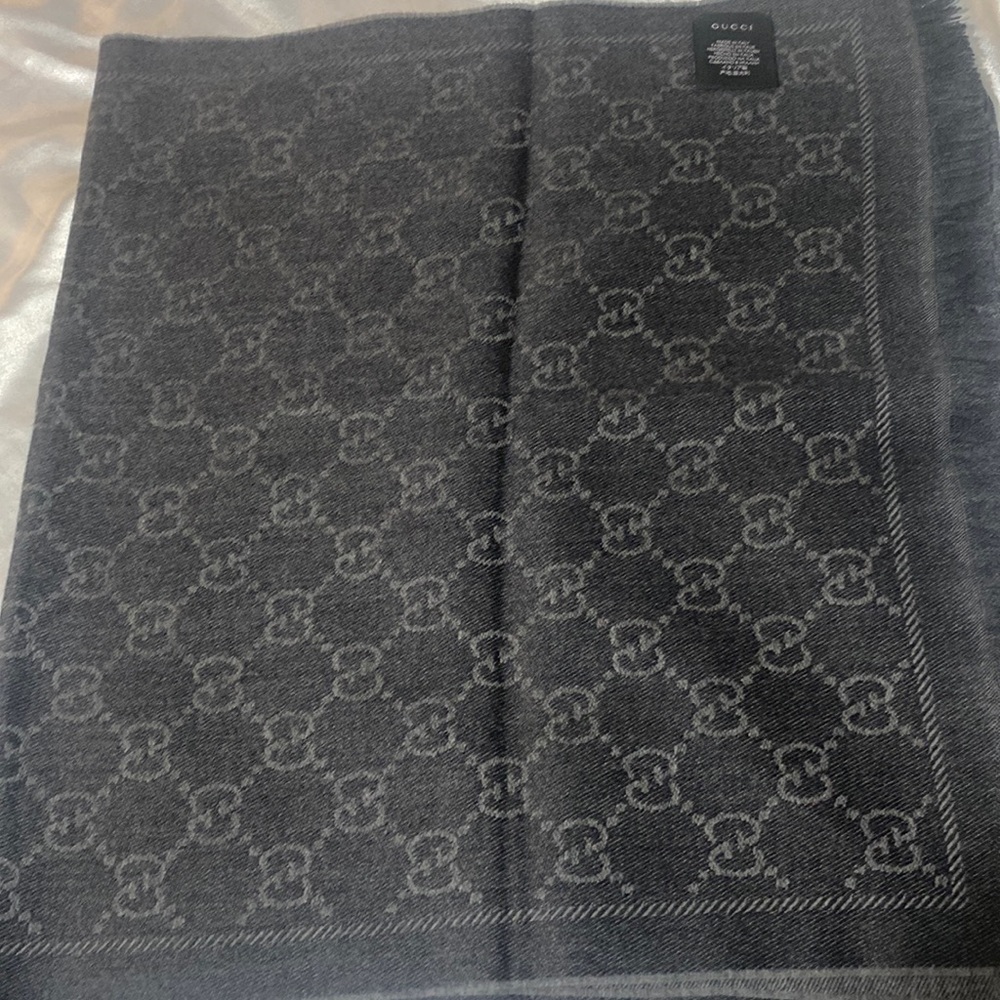 New authentic Gucci logo. Luxury Lana wool silk scarf size 68 x 18.5